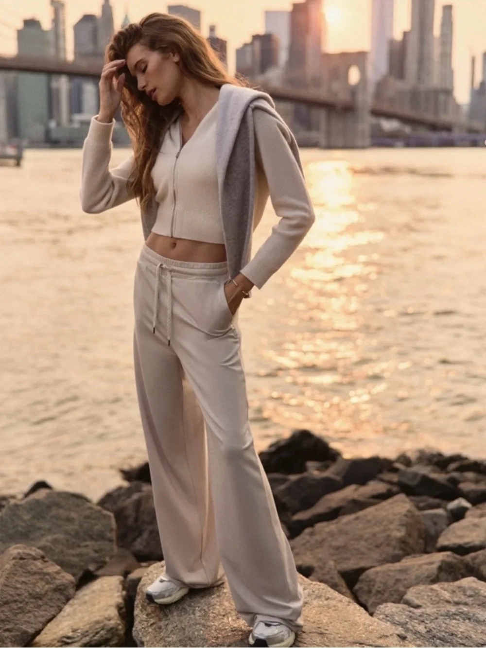 Vuori Halo Essential Wide Leg DreamKnit™ Pant Ecru
Heather S - Picture 1 of 8